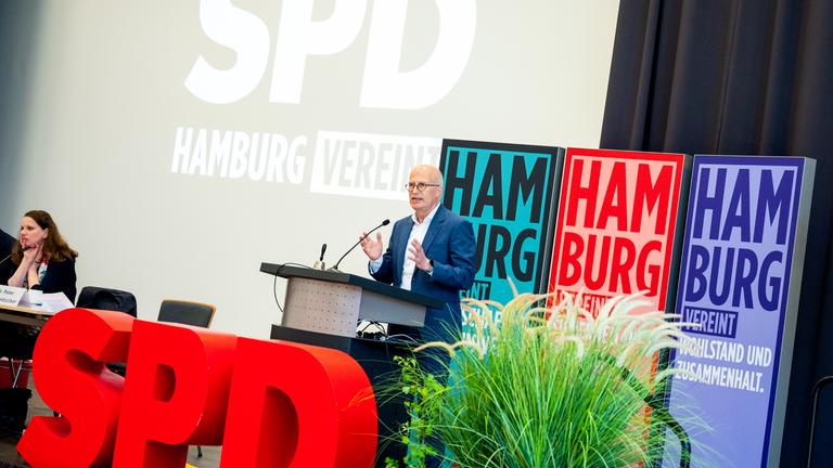 Hamburg: Peter Tschentscher (SPD), Hamburgs Erster Bürgermeister, spricht während eines SPD-Landesparteitags zum neuen Hamburger Koalitionsvertrag.