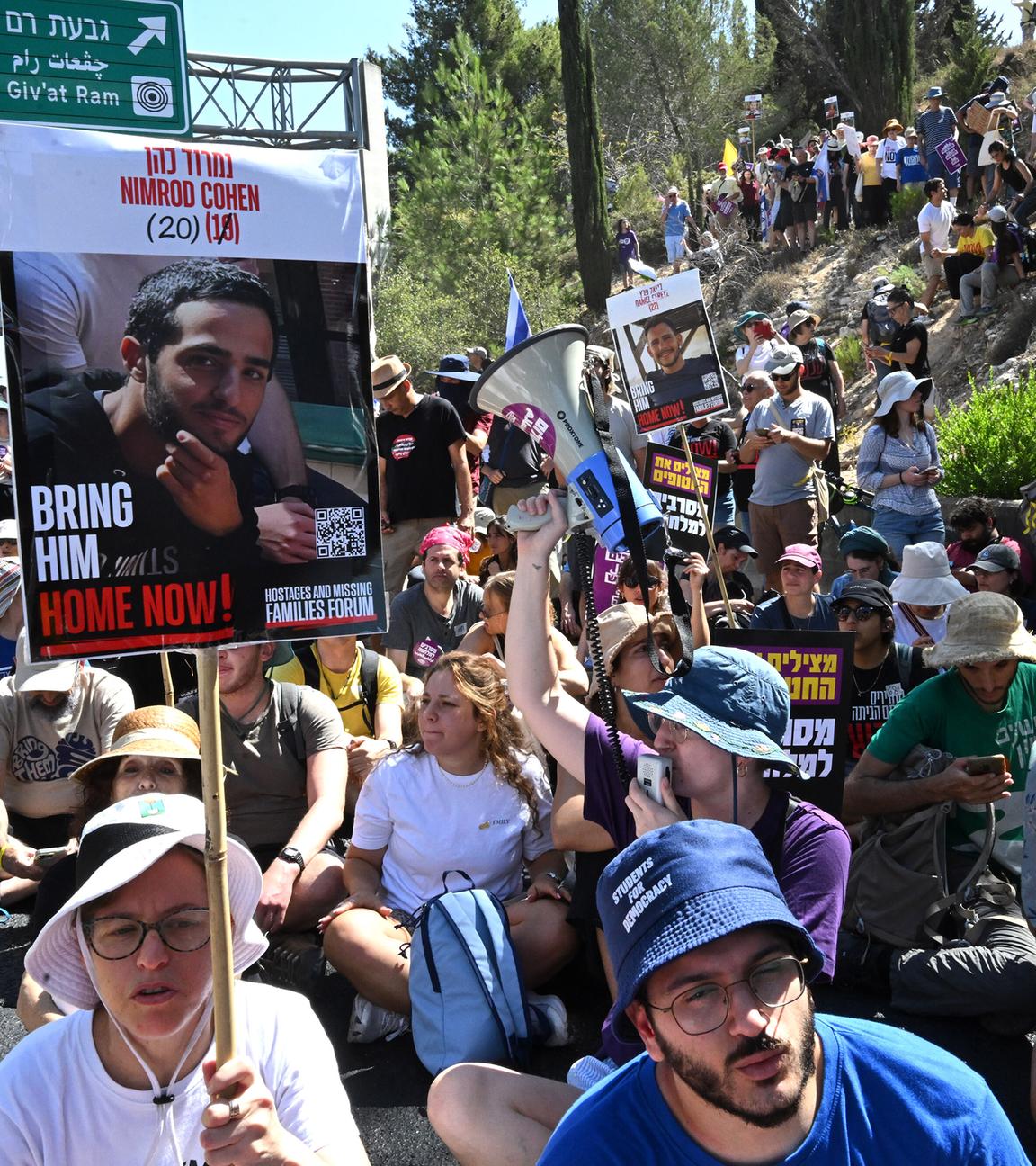 Familien und Unterstützer von Israelis, die von der Hamas in Gaza als Geiseln gehalten werden, blockieren eine wichtige Autobahn in Jerusalem während eines landesweiten Proteststreiks.