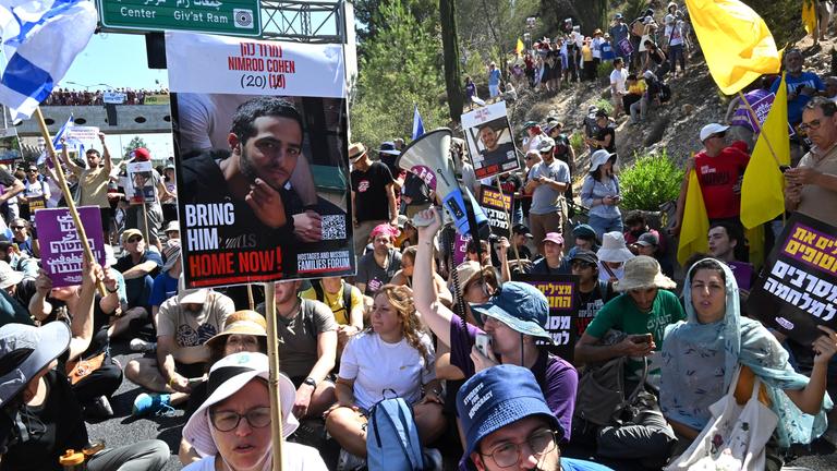 Familien und Unterstützer von Israelis, die von der Hamas in Gaza als Geiseln gehalten werden, blockieren eine wichtige Autobahn in Jerusalem während eines landesweiten Proteststreiks.