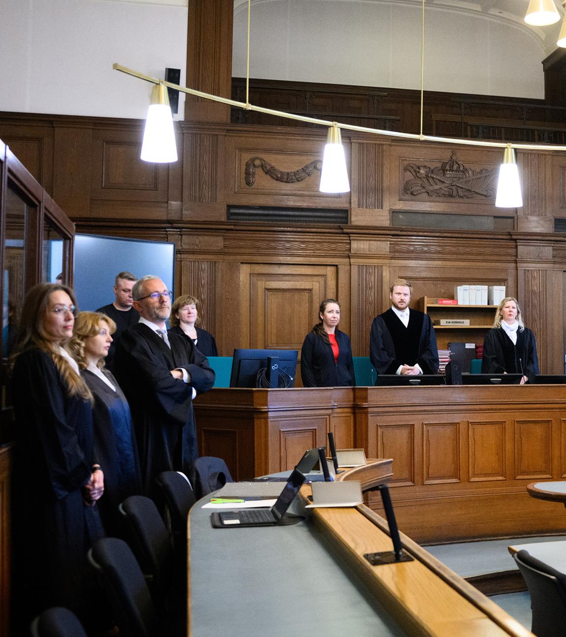 Die Prozessbeteiligten (l-r), die Rechtsanwälte des Angeklagten, Klaudia Dawidowic, Ria Halbritter und Christoph Stoll, sowie die Vorsitzende Richterin Sylvia Busch (M) und Staatsanwalt Philipp Meyhöfer (2.v.r.) 