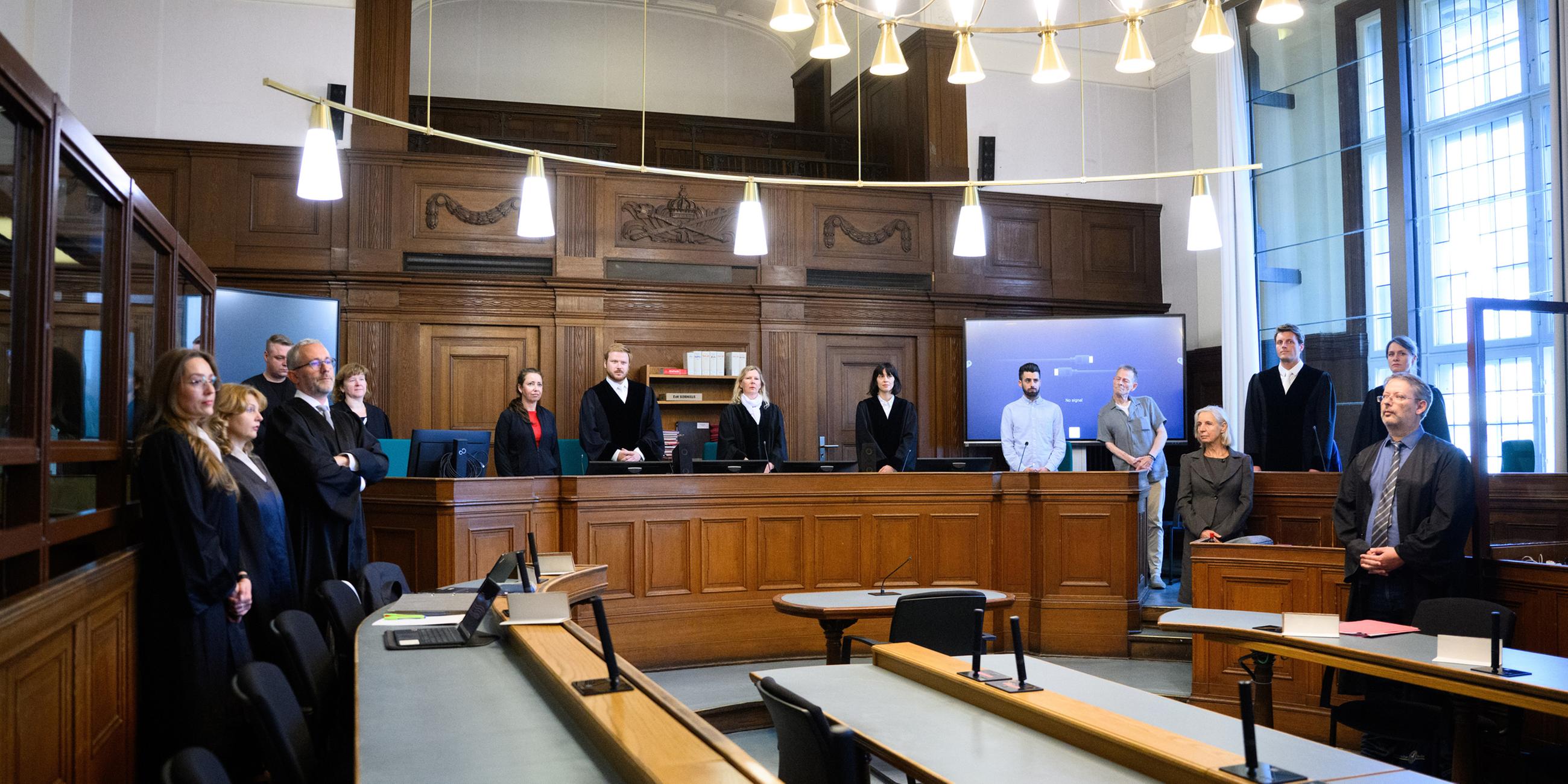 Die Prozessbeteiligten (l-r), die Rechtsanwälte des Angeklagten, Klaudia Dawidowic, Ria Halbritter und Christoph Stoll, sowie die Vorsitzende Richterin Sylvia Busch (M) und Staatsanwalt Philipp Meyhöfer (2.v.r.) 