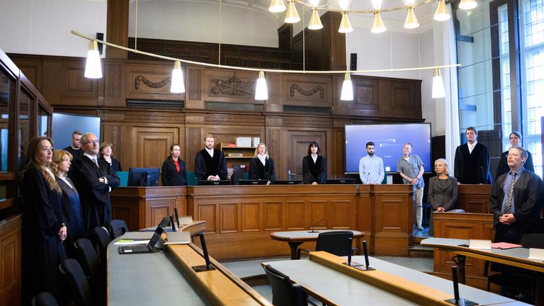 Die Prozessbeteiligten (l-r), die Rechtsanwälte des Angeklagten, Klaudia Dawidowic, Ria Halbritter und Christoph Stoll, sowie die Vorsitzende Richterin Sylvia Busch (M) und Staatsanwalt Philipp Meyhöfer (2.v.r.) 