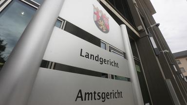 Das Schild am Eingang des Land- und Amtsgerichts Koblenz mit dem Wappen von Rheinland-Pfalz