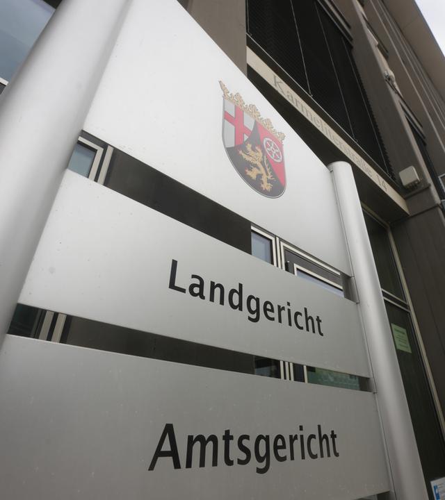 Das Schild am Eingang des Land- und Amtsgerichts Koblenz mit dem Wappen von Rheinland-Pfalz