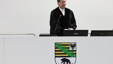 Ein Richter im Verhandlungssaal des Landgerichts Magdeburg.