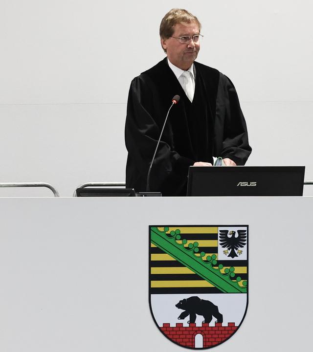 Ein Richter im Verhandlungssaal des Landgerichts Magdeburg.