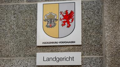 Das Türschild neben dem Haupteingang zum Landgericht Rostock
