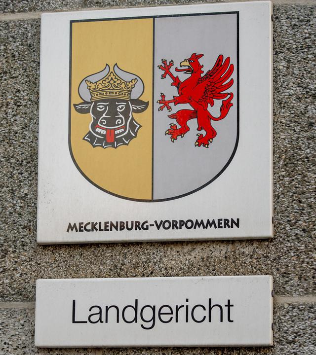 Das Türschild neben dem Haupteingang zum Landgericht Rostock