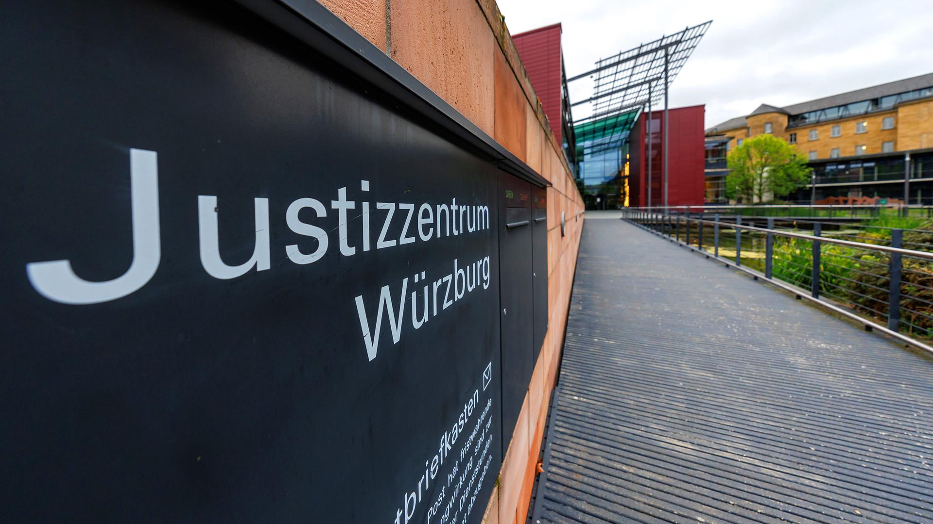 "Justizzentrum Würzburg" steht auf einem Schild im Eingangsbereich zum Landgericht