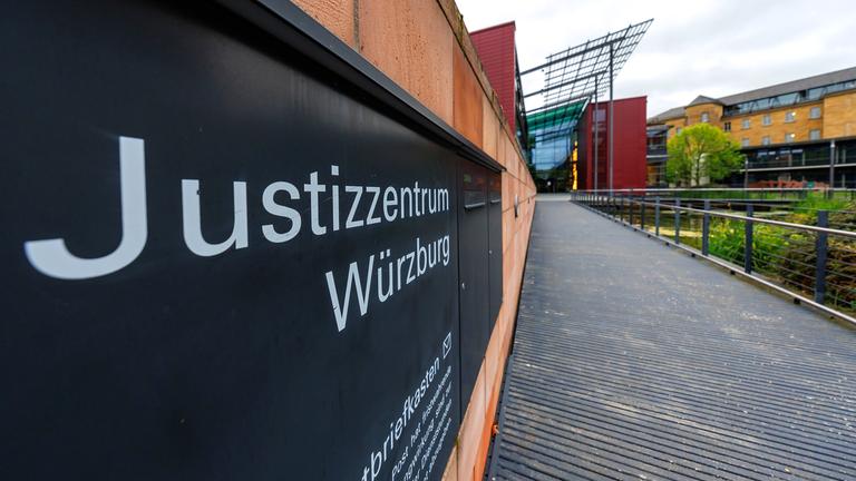 "Justizzentrum Würzburg" steht auf einem Schild im Eingangsbereich zum Landgericht