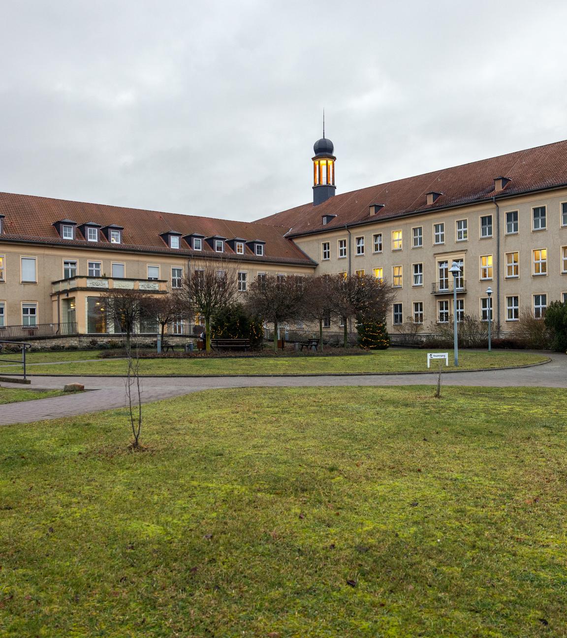 Der Gebäudekomplex der Landklinik Wriezen von außen.