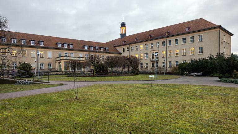 Der Gebäudekomplex der Landklinik Wriezen von außen.