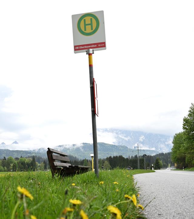 Eine verlassene Bushaltestelle an einer Landstraße.