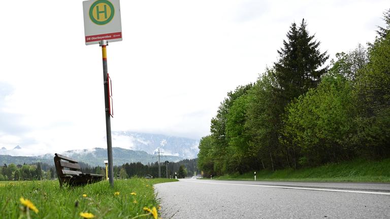 Eine verlassene Bushaltestelle an einer Landstraße.