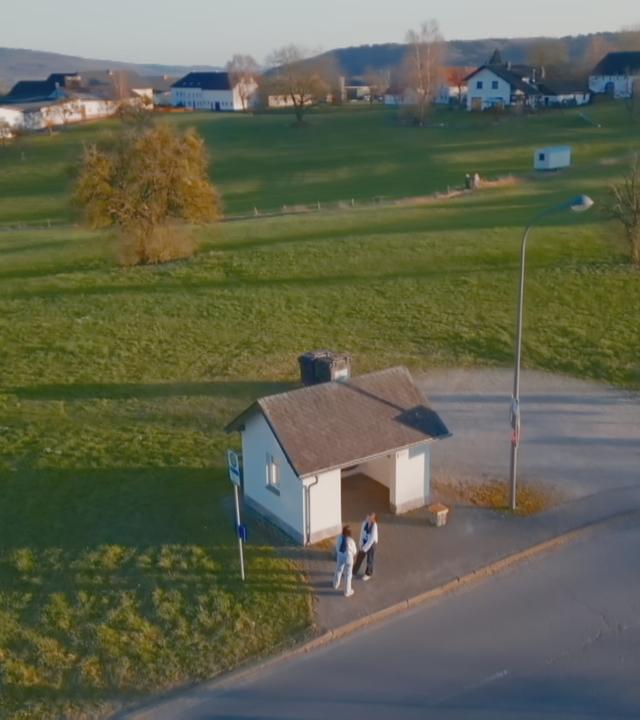 Bushaltestelle auf dem Land