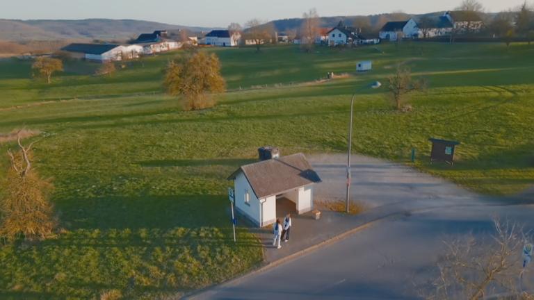 Bushaltestelle auf dem Land