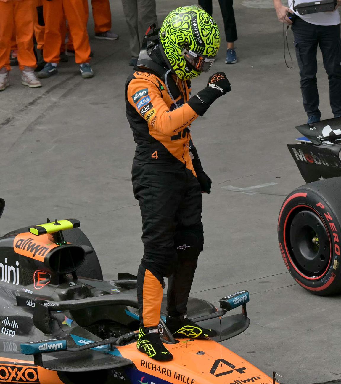 Lando Norris (McLaren) jubelt nach seinem Sieg beim Großen Preis von São Paulo auf dem Autódromo José Carlos Pace.
