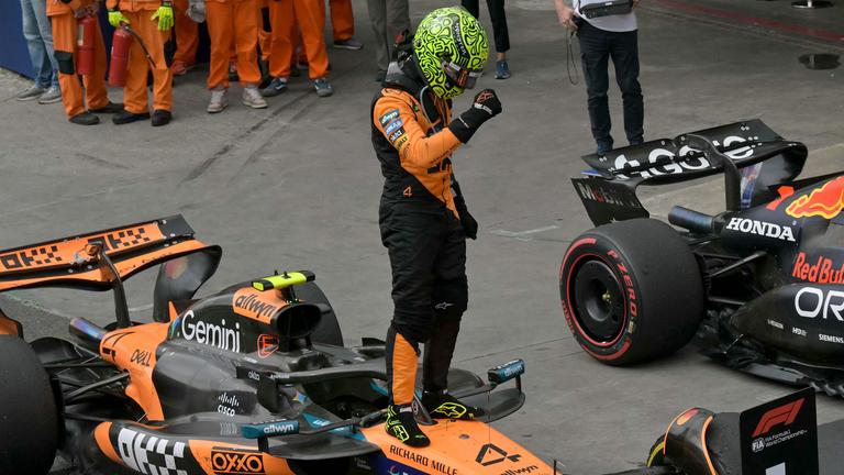 Lando Norris (McLaren) jubelt nach seinem Sieg beim Großen Preis von São Paulo auf dem Autódromo José Carlos Pace.