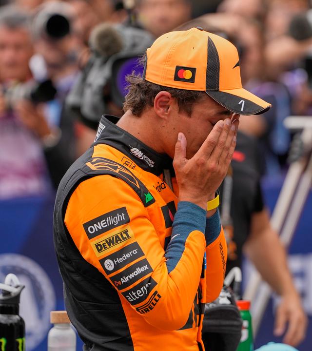 Der britische McLaren-Pilot Lando Norris wischt sich nach der Sicherung der Pole-Position im Qualifying in Zandvoort (Niederlande) am Samstag, dem 22. August 2026, über das Gesicht. 