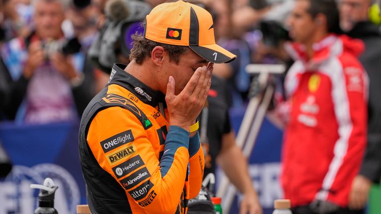 Der britische McLaren-Pilot Lando Norris wischt sich nach der Sicherung der Pole-Position im Qualifying in Zandvoort (Niederlande) am Samstag, dem 22. August 2026, über das Gesicht. 