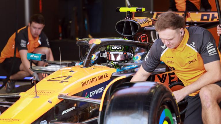 Lando Norris von McLaren nimmt am dritten Tag der F1-Vorsaisontests.