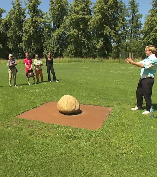 Menschen und Kunstobjekt