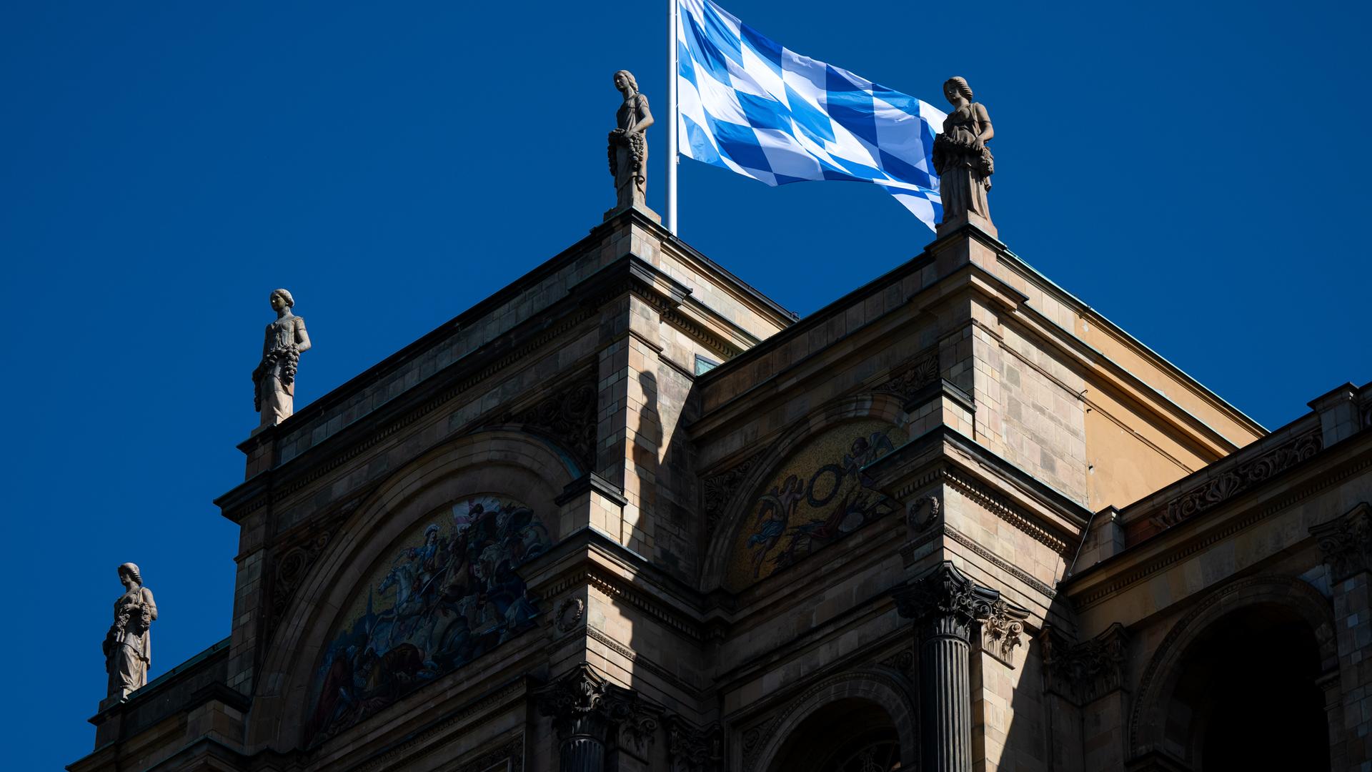 Eine Flagge Bayerns in den Landesfarben Weiß und Blau weht auf dem Maximilianeum, dem Sitz des bayerischen Landtags.