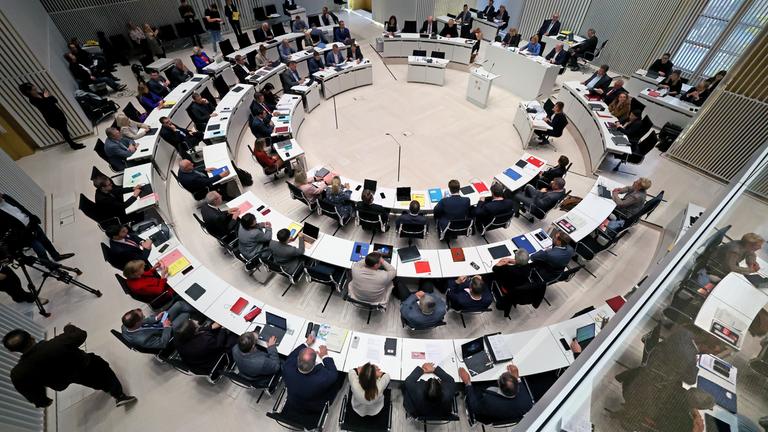 Mecklenburg-Vorpommern, Schwerin: Im Plenarsaal läuft eine Sitzung des Landtags von Mecklenburg-Vorpommern. Archivbild