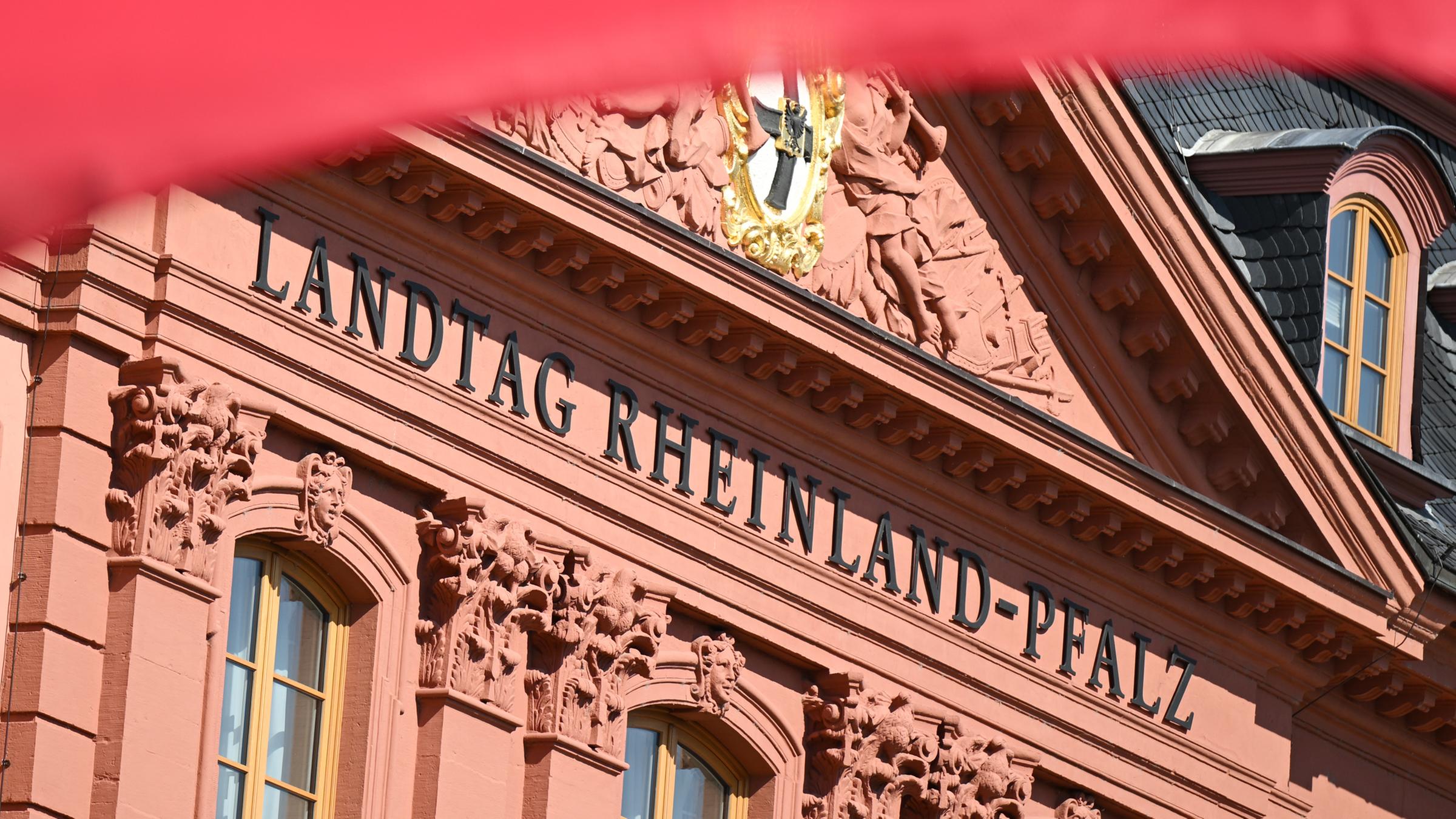 Blick auf den Landtag von Rheinland-Pfalz