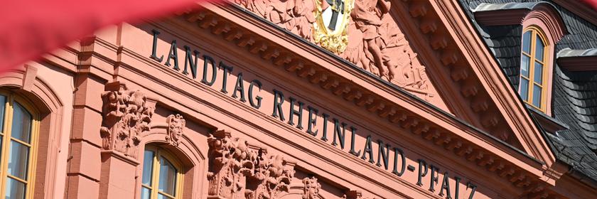 Blick auf den Landtag von Rheinland-Pfalz