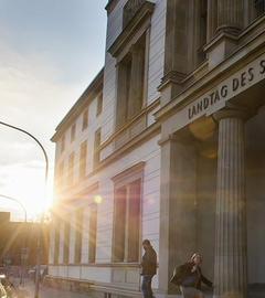 Archiv: Außenansicht des Landtages des Saarlandes am 11.11.2015 in Saarbrücken 