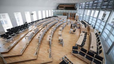 Plenarsaal des Landtags von Sachsen-Anhalt in Magdeburg am 01.10.2026, während Vorbereitungen für eine neue Sitzordnung im Vorfeld der für den 6. Oktober geplanten konstituierenden Sitzung laufen