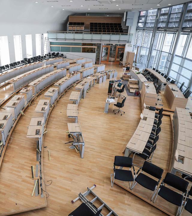 Plenarsaal des Landtags von Sachsen-Anhalt in Magdeburg am 01.10.2026, während Vorbereitungen für eine neue Sitzordnung im Vorfeld der für den 6. Oktober geplanten konstituierenden Sitzung laufen