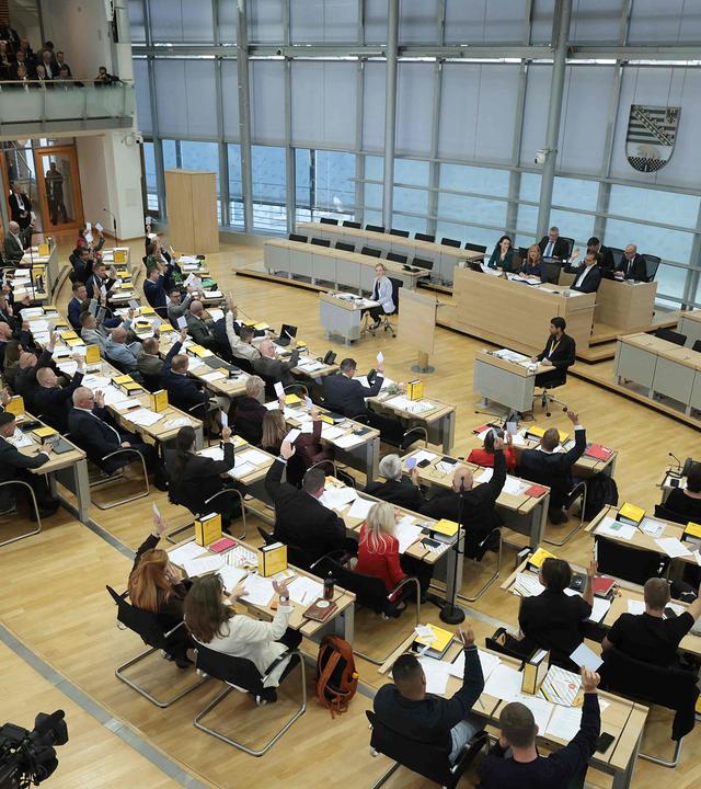 Der Plenarsaal vom Landtag von Sachsen-Anhalt, aufgenommen am 06.10.2026