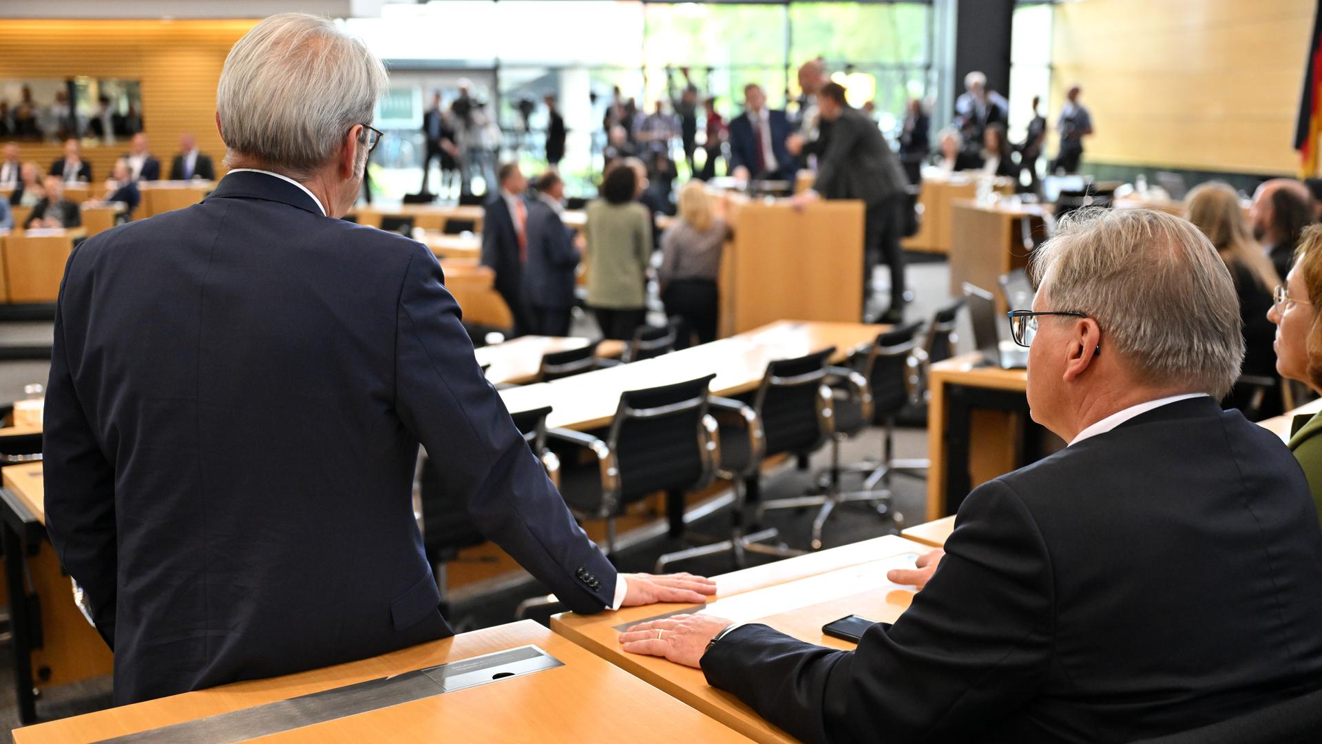 Georg Maier steht neben Klaus-Dieter von der Weiden im Thüringer Landtag. 