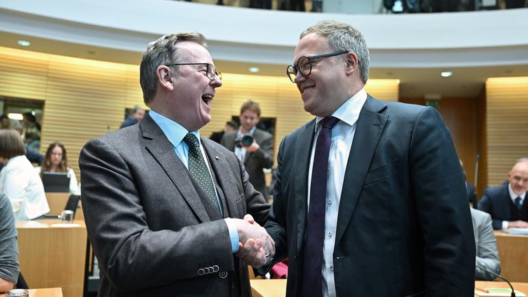 Bodo Ramelow (l) und Mario Voigt begrüßen sich