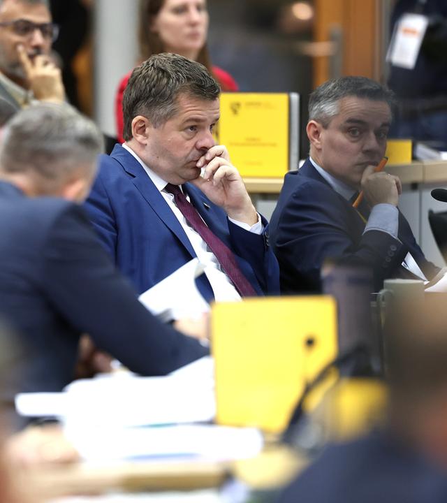 Archiv: Sven Schulz (2.v.r.-l, CDU) sitzt nahe Ulrich Siegmund (AfD) und Hans-Thomas Tillschneider (AfD) während der konstituierenden Sitzung des Landtags von Sachsen-Anhalt.