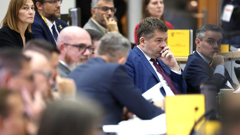 Archiv: Sven Schulz (2.v.r.-l, CDU) sitzt nahe Ulrich Siegmund (AfD) und Hans-Thomas Tillschneider (AfD) während der konstituierenden Sitzung des Landtags von Sachsen-Anhalt.