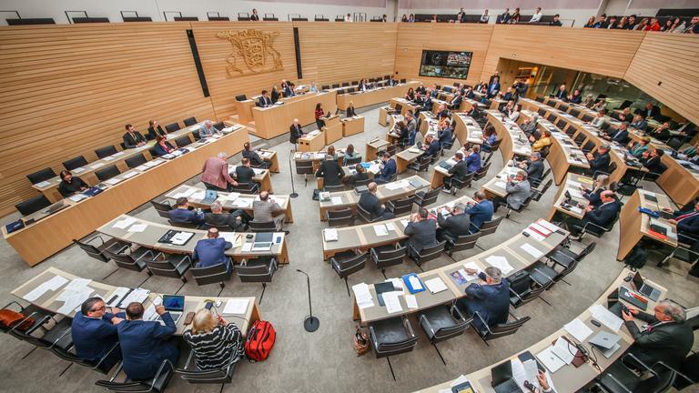 Politiker sitzen im Landtag von Baden-Württemberg.