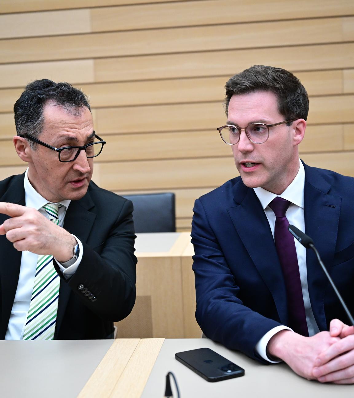 Cem Özdemir (Bündnis 90/Die Grünen, l-r), Spitzenkandidat Landtagswahl Baden-Württemberg, und Manuel Hagel (CDU), Spitzenkandidat Landtagswahl Baden-Württemberg, sitzen nach der Wahl im Plenarsaal des Landtags. 