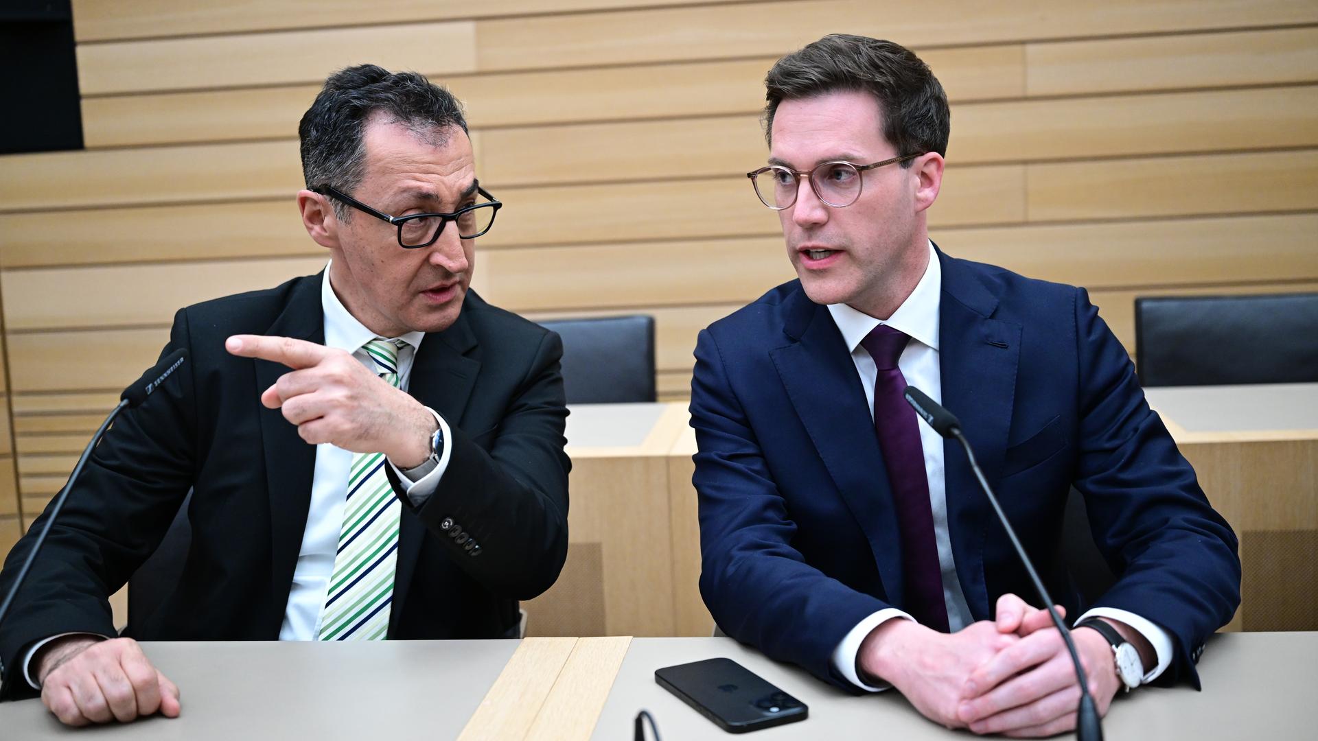 Cem Özdemir (Bündnis 90/Die Grünen, l-r), Spitzenkandidat Landtagswahl Baden-Württemberg, und Manuel Hagel (CDU), Spitzenkandidat Landtagswahl Baden-Württemberg, sitzen nach der Wahl im Plenarsaal des Landtags. 