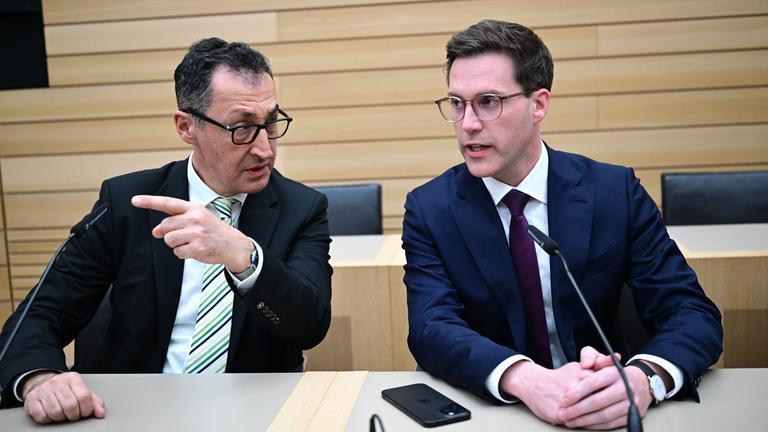 Cem Özdemir (Bündnis 90/Die Grünen, l-r), Spitzenkandidat Landtagswahl Baden-Württemberg, und Manuel Hagel (CDU), Spitzenkandidat Landtagswahl Baden-Württemberg, sitzen nach der Wahl im Plenarsaal des Landtags. 