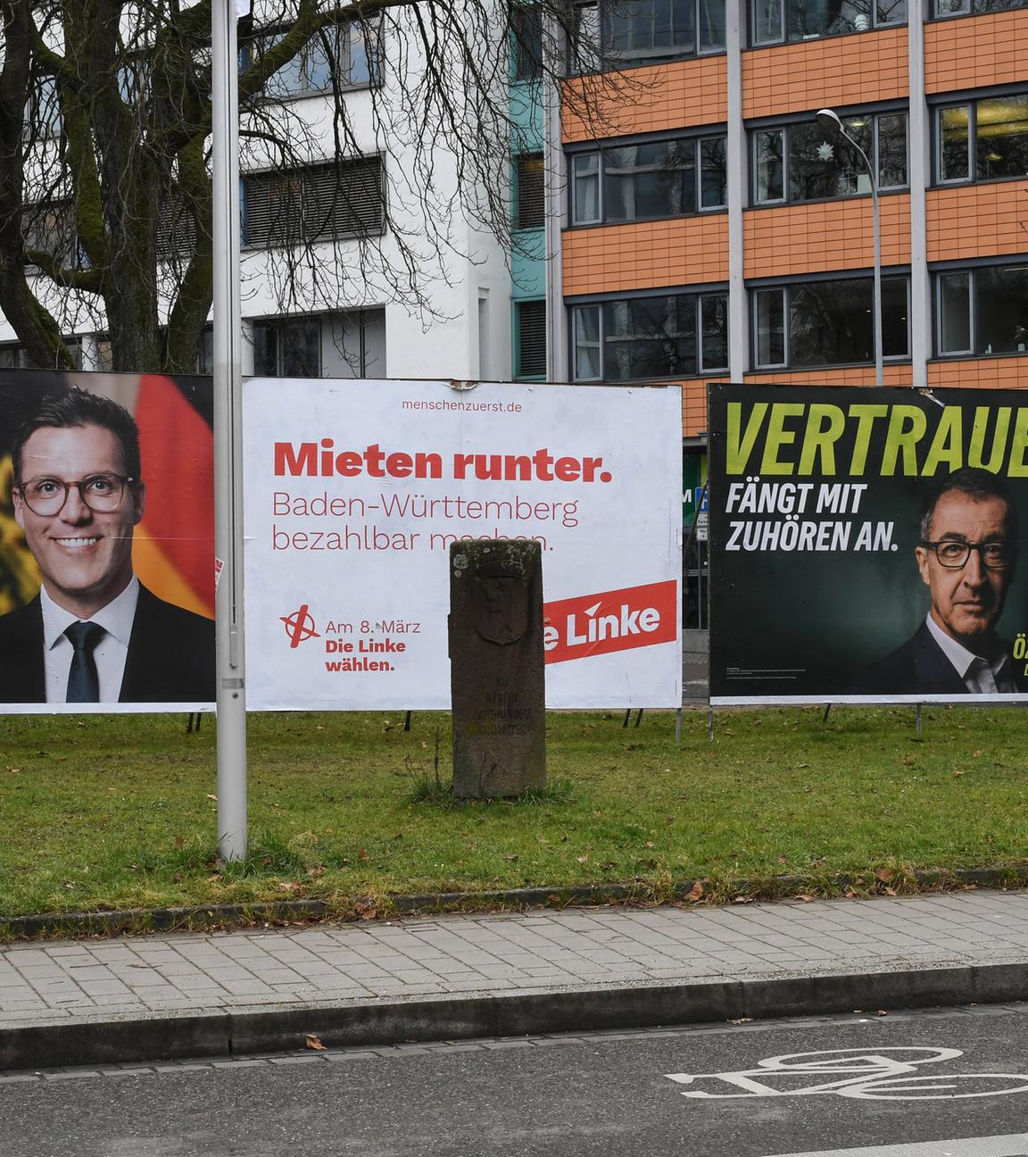 Drei Werbetafeln mit Wahlplakaten der CDU, der Linken und den Grünen zur Landtagswahl 2026 in Baden-Württemberg