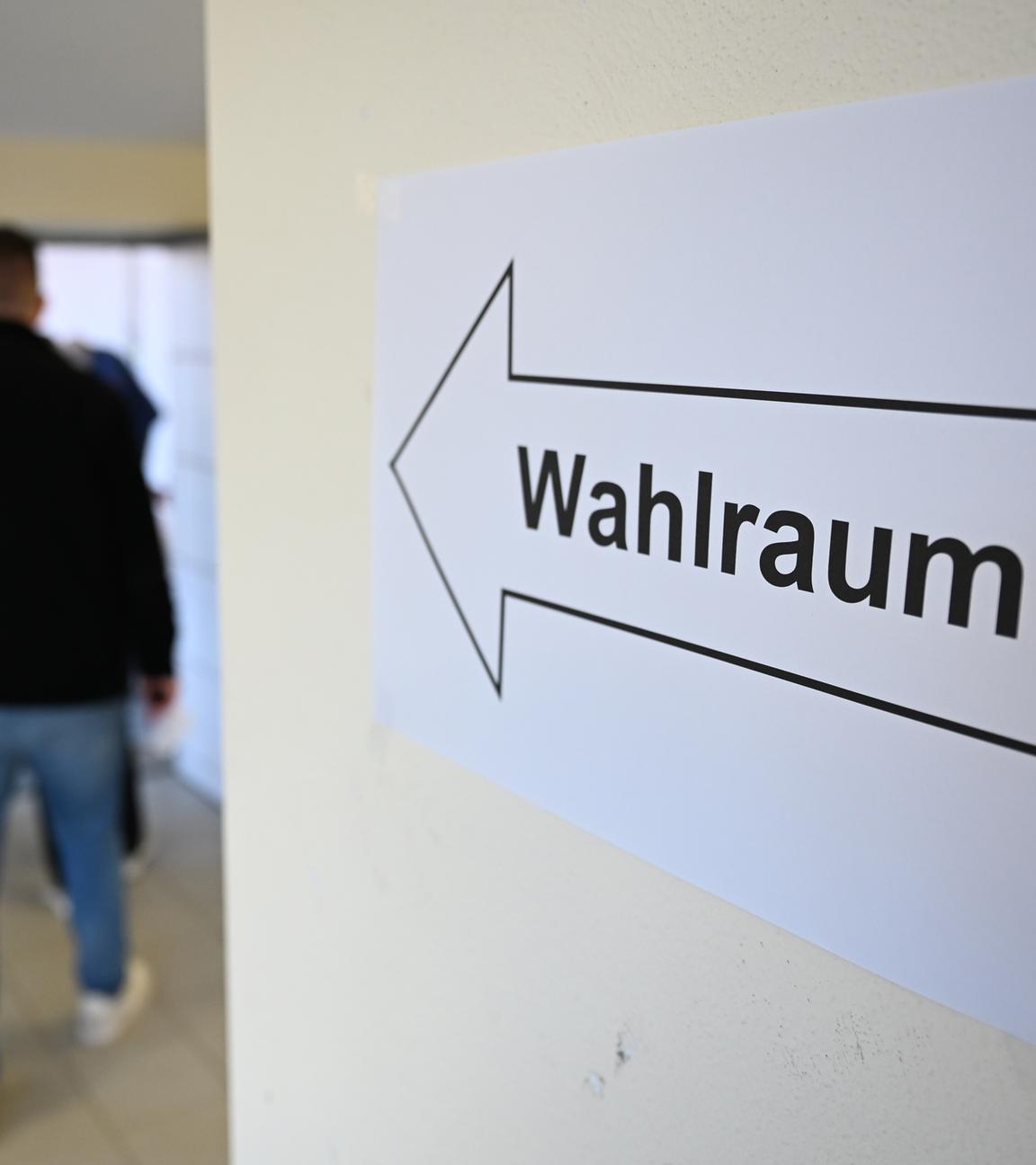 Baden-Württemberg, Weil der Stadt: Ein Mensch geht in den Wahlraum eines Wahllokals.