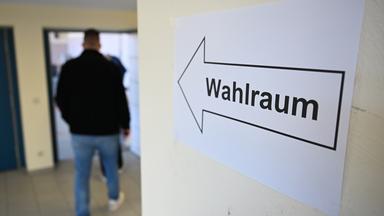 Baden-Württemberg, Weil der Stadt: Ein Mensch geht in den Wahlraum eines Wahllokals.