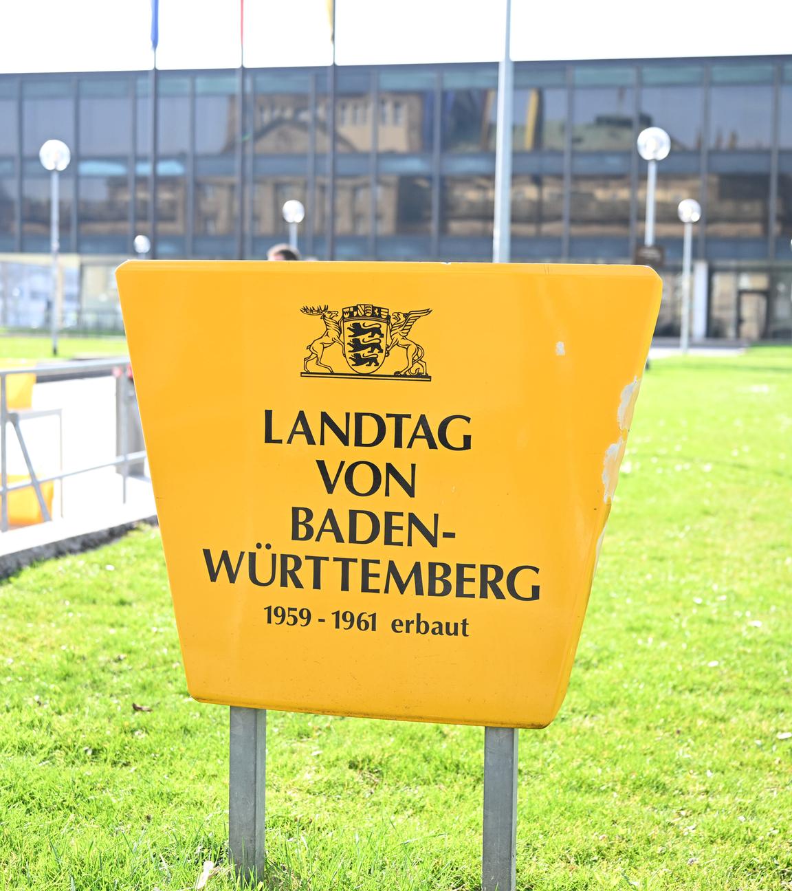 Vor dem Gebäude des Landtags von Baden-Württemberg steht ein Schild mit der Aufschrift: "Landtag von Baden-Württemberg".