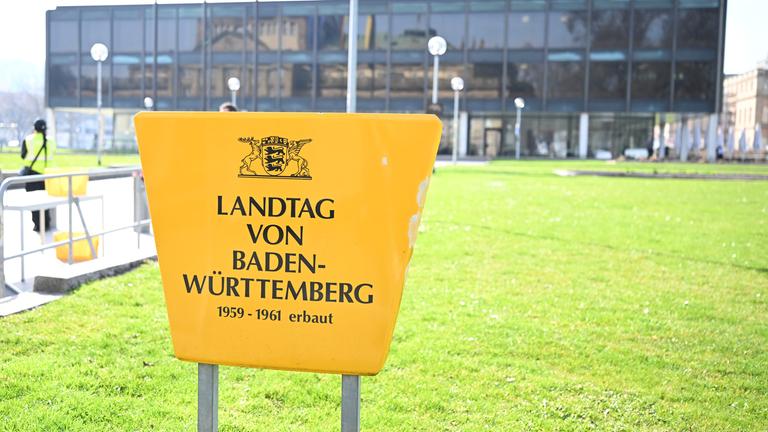 Vor dem Gebäude des Landtags von Baden-Württemberg steht ein Schild mit der Aufschrift: "Landtag von Baden-Württemberg".