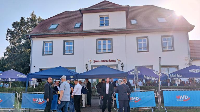 Brandenburg, Potsdam: Der Gasthof " Zum Alten Krug" in Potsdam-Marquardt, in dem die Wahlparty der Brandenburger AfD stattfindet.
