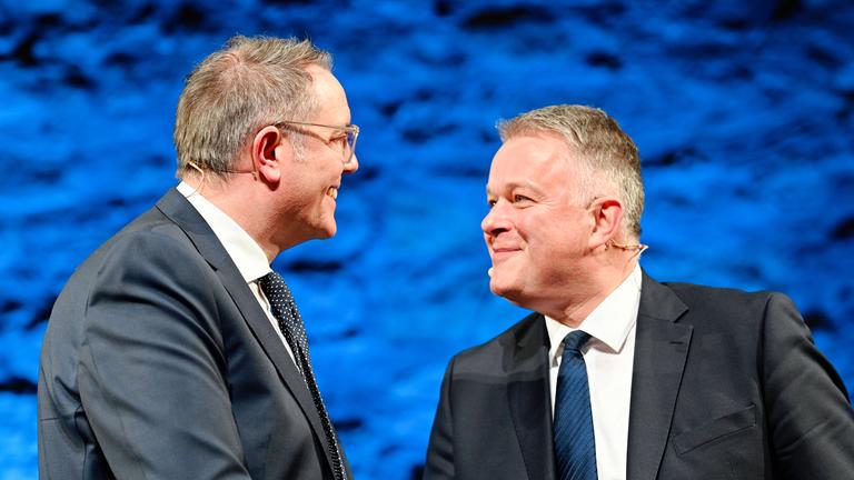 Alexander Schweitzer (SPD, l) und Gordon Schnieder (CDU) am 16.03.2026