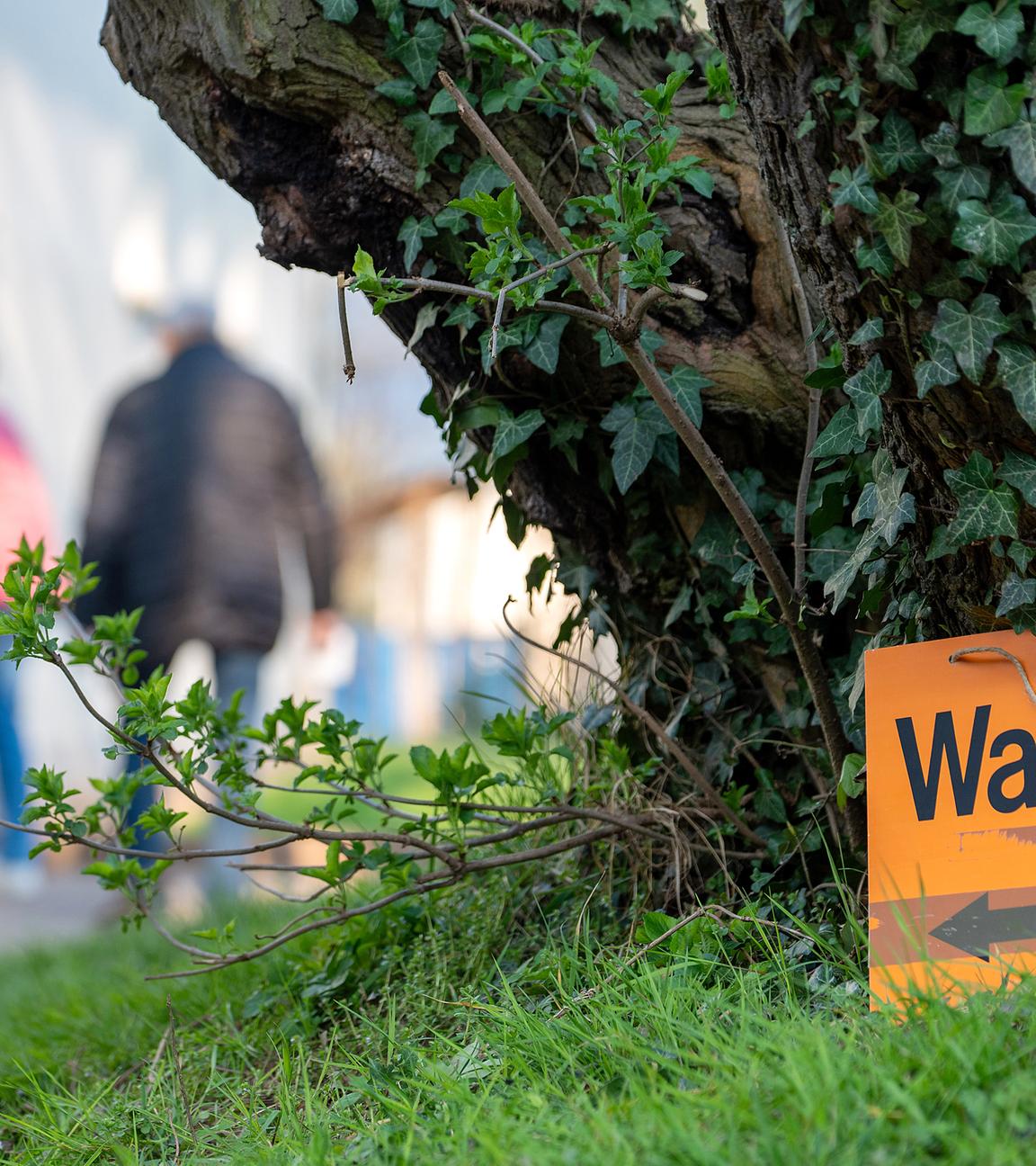Bürger gehen in ein Wahllokal zur Abgabe ihrer Stimmen